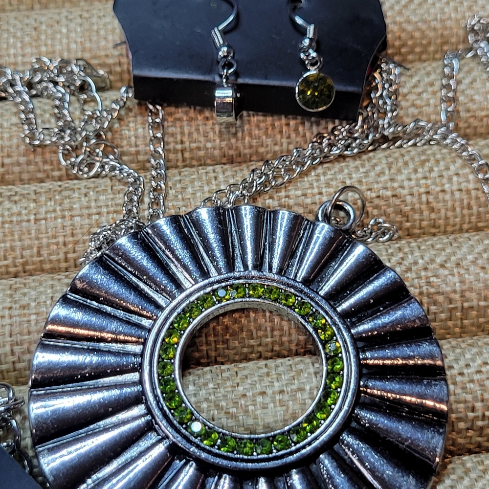 Paparazzi Costume Jewelry Lot 6 Pieces Total NWT 4 Pairs Earrings 2 Necklaces - Picture 5 of 7